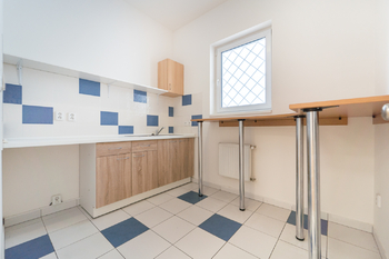 Pronájem obchodních prostor 661 m², Praha 4 - Háje