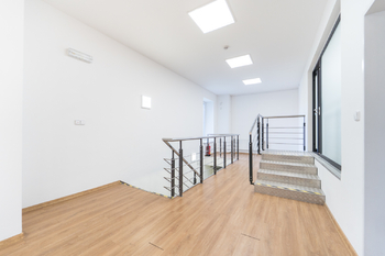 Pronájem obchodních prostor 661 m², Praha 4 - Háje