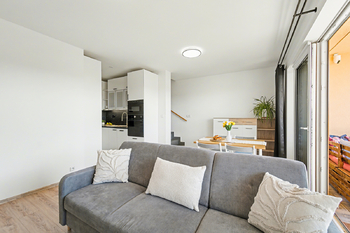 Obývací pokoj s kuchyňským koutem - Prodej bytu 3+kk v osobním vlastnictví 75 m², Kouřim 