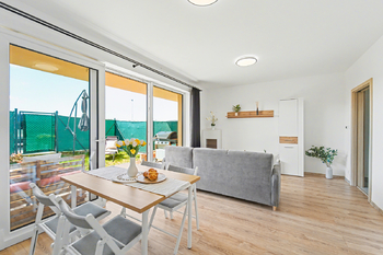 Obývací pokoj s kuchyňským koutem - Prodej bytu 3+kk v osobním vlastnictví 75 m², Kouřim