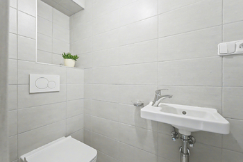 Toaleta v přízemí - Prodej bytu 3+kk v osobním vlastnictví 75 m², Kouřim