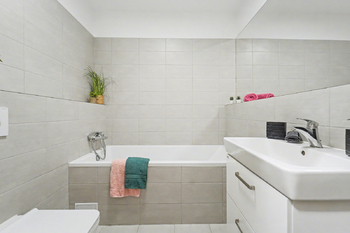 Koupelna - Prodej bytu 3+kk v osobním vlastnictví 75 m², Kouřim