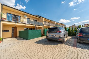 Parkovací místa u domu - Prodej bytu 3+kk v osobním vlastnictví 75 m², Kouřim