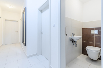 samostatné WC - Pronájem bytu 4+kk v osobním vlastnictví 100 m², Praha 5 - Slivenec