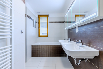 koupelna - Pronájem bytu 4+kk v osobním vlastnictví 100 m², Praha 5 - Slivenec