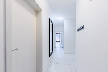 chodba - Pronájem bytu 4+kk v osobním vlastnictví 100 m², Praha 5 - Slivenec