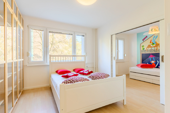 ložnice se šoupacími dveřmi - Prodej bytu 4+kk v osobním vlastnictví 80 m², Praha 4 - Nusle