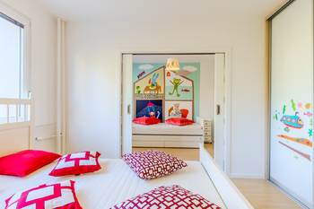 ložnice s průhledem do dětského pokoje - Prodej bytu 4+kk v osobním vlastnictví 80 m², Praha 4 - Nusle