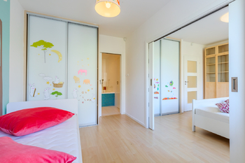 dětský pokoj, průhled do koupelny 2 a ložnice - Prodej bytu 4+kk v osobním vlastnictví 80 m², Praha 4 - Nusle