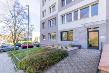 vstup do domu - Prodej bytu 4+kk v osobním vlastnictví 80 m², Praha 4 - Nusle