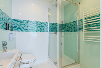 koupelna 1 u ložnice/dětského pokoje - Prodej bytu 4+kk v osobním vlastnictví 80 m², Praha 4 - Nusle