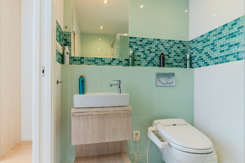 koupelna 1/ u ložnice/dětského pokoje - Prodej bytu 4+kk v osobním vlastnictví 80 m², Praha 4 - Nusle