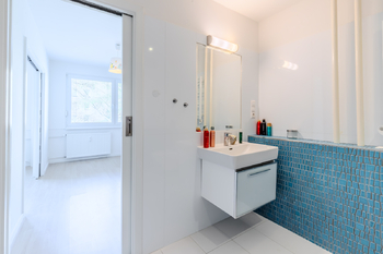 koupelna 2 - Prodej bytu 4+kk v osobním vlastnictví 80 m², Praha 4 - Nusle