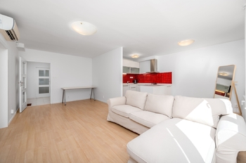 obývací pokoj, kuchyňský kout - Prodej bytu 4+kk v osobním vlastnictví 80 m², Praha 4 - Nusle 