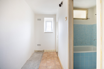 Šatna se vstupem na WC a do koupelny - Prodej bytu 2+1 v osobním vlastnictví 58 m², Praha 6 - Dejvice