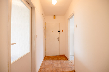 Předsíň - Prodej bytu 2+1 v osobním vlastnictví 58 m², Praha 6 - Dejvice
