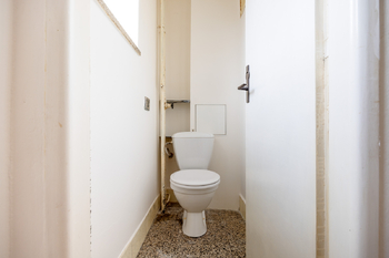 Samostatná toaleta - Prodej bytu 2+1 v osobním vlastnictví 58 m², Praha 6 - Dejvice