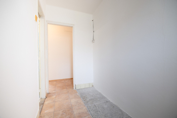 Šatna se vstupem na WC a do koupelny - Prodej bytu 2+1 v osobním vlastnictví 58 m², Praha 6 - Dejvice