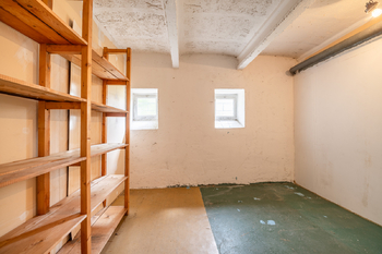 Jedna ze dvou sklepních místností - Prodej bytu 2+1 v osobním vlastnictví 58 m², Praha 6 - Dejvice