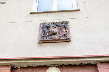 Grafika na vstupem do domu - Prodej bytu 2+1 v osobním vlastnictví 58 m², Praha 6 - Dejvice