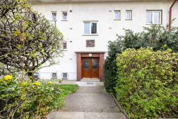 Vstup do domu - Prodej bytu 2+1 v osobním vlastnictví 58 m², Praha 6 - Dejvice