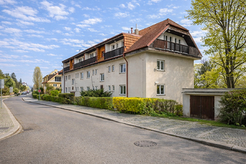 Pohled na dům ze severu - Prodej bytu 2+1 v osobním vlastnictví 58 m², Praha 6 - Dejvice