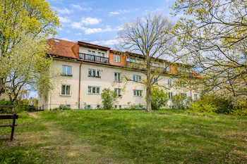 Pohled na dům z jihu - Prodej bytu 2+1 v osobním vlastnictví 58 m², Praha 6 - Dejvice 