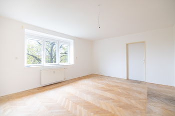 Obývací pokoj - Prodej bytu 2+1 v osobním vlastnictví 58 m², Praha 6 - Dejvice
