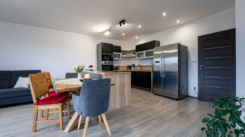 Kuchyň propojena s obývacím prostorem - Prodej domu 105 m², Ševětín