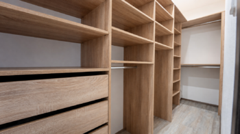 Šatna u ložnice  - Prodej domu 105 m², Ševětín