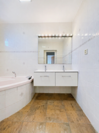 koupelna, wc u pokojů - Prodej domu 290 m², Ústí nad Labem