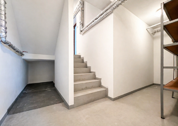 schodiště suterénu - Prodej domu 290 m², Ústí nad Labem