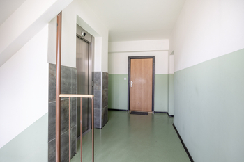 Vstup do bytu přímo u výtahu - Prodej bytu 2+kk v osobním vlastnictví 47 m², Praha 7 - Holešovice
