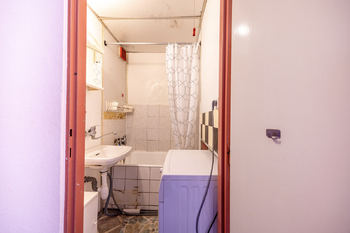 Koupelna - Prodej bytu 2+kk v osobním vlastnictví 47 m², Praha 7 - Holešovice