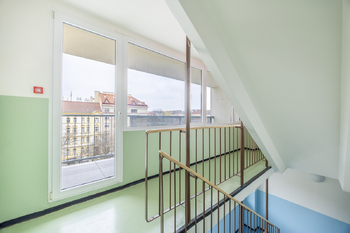 Chodba se vstupem na lodžii - Prodej bytu 2+kk v osobním vlastnictví 47 m², Praha 7 - Holešovice