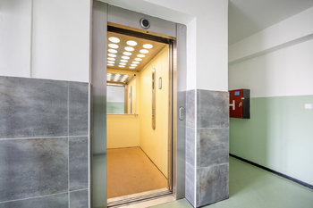 Výtah - Prodej bytu 2+kk v osobním vlastnictví 47 m², Praha 7 - Holešovice