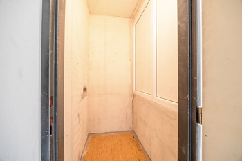 Komora náležící k bytu - Prodej bytu 2+kk v osobním vlastnictví 47 m², Praha 7 - Holešovice