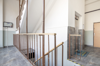 Vstupní hala domu - Prodej bytu 2+kk v osobním vlastnictví 47 m², Praha 7 - Holešovice