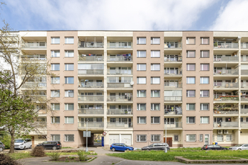 Pohled na dům z jižní strany - Prodej bytu 2+kk v osobním vlastnictví 47 m², Praha 7 - Holešovice