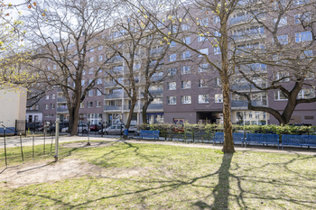 POhled na dům ze severní strany - Prodej bytu 2+kk v osobním vlastnictví 47 m², Praha 7 - Holešovice