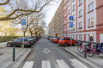 Příjezd k domu v ulici Tusarova - Prodej bytu 2+kk v osobním vlastnictví 47 m², Praha 7 - Holešovice