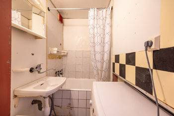 Koupelna - Prodej bytu 2+kk v osobním vlastnictví 47 m², Praha 7 - Holešovice