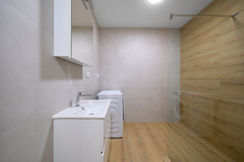 Koupelna - Pronájem bytu 3+kk v osobním vlastnictví 51 m², Hradec Králové