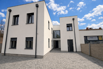 Pohled na dům z parkoviště - Pronájem bytu 3+kk v osobním vlastnictví 51 m², Hradec Králové 