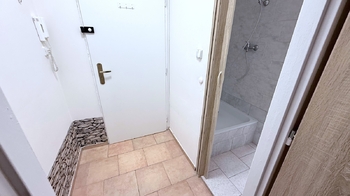 Předsíň - Pronájem bytu 1+kk v osobním vlastnictví 20 m², Praha 4 - Záběhlice