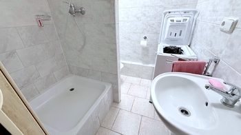 Koupelna - Pronájem bytu 1+kk v osobním vlastnictví 20 m², Praha 4 - Záběhlice