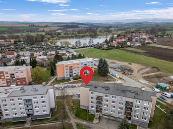 Pohled na dům - Prodej bytu 3+1 v osobním vlastnictví 68 m², Horšovský Týn