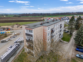 Pohled na dům - Prodej bytu 3+1 v osobním vlastnictví 68 m², Horšovský Týn