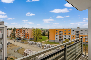 Pohled z balkonu - Prodej bytu 3+1 v osobním vlastnictví 68 m², Horšovský Týn