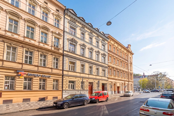 pohled na budovu - Prodej nájemního domu 214 m², Praha 5 - Smíchov 